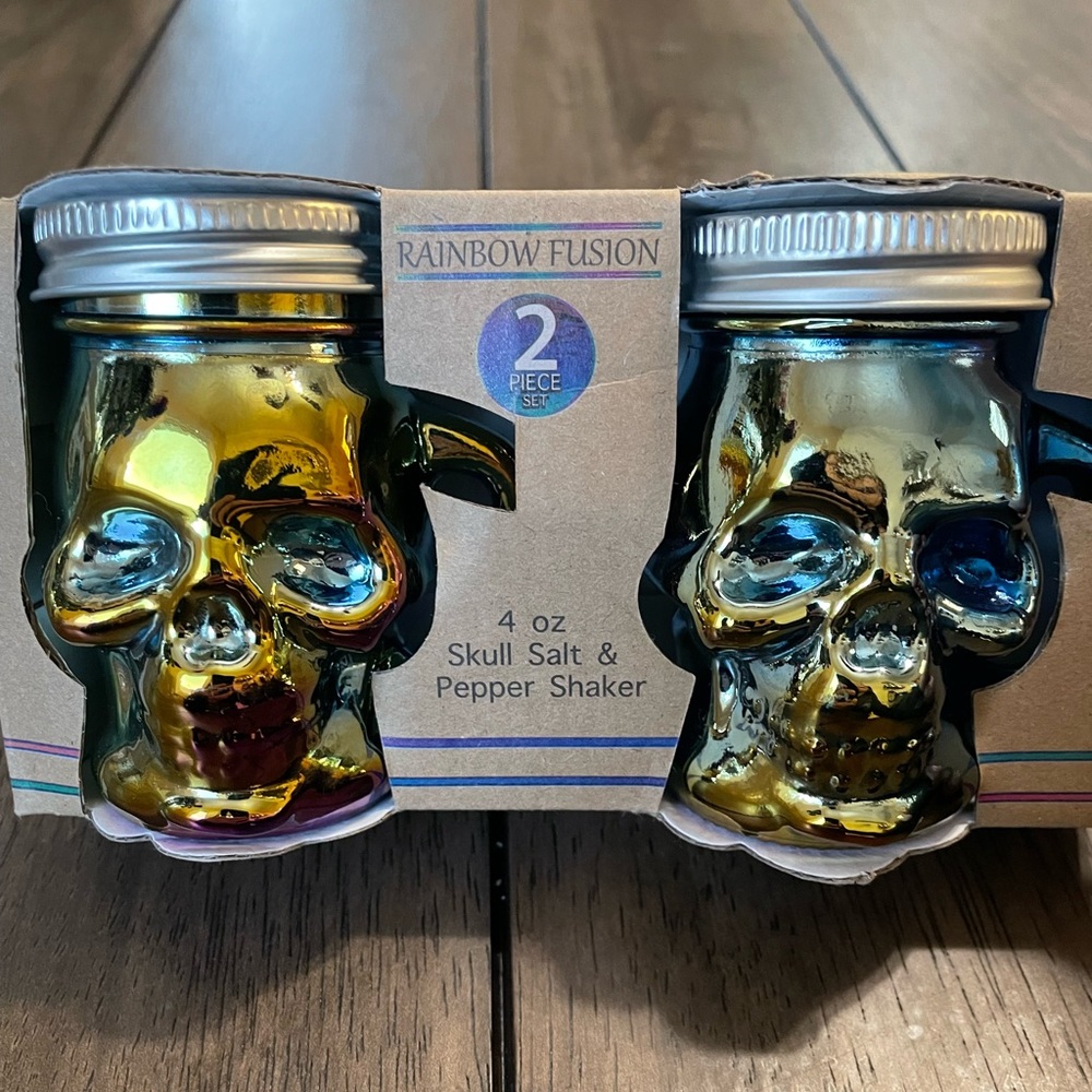 Skull 💀 Salt 🧂 and Pepper Shaker, 4 oz, 2 Piece Set, NIB